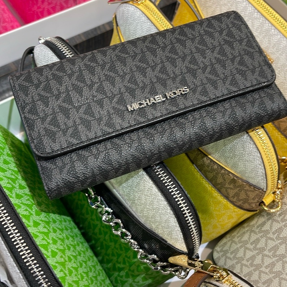 Michael Kors Jet Set Large Signature Logo Tri-Fold Wallet
Black 
NWT - Picture 9 of 16